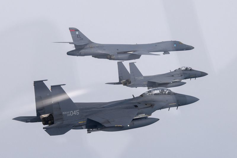Oanh tạc cơ B-52 Mỹ v&agrave; m&aacute;y bay chiến đấu F-15K của Kh&ocirc;ng qu&acirc;n H&agrave;n Quốc diễn tập chung ở H&agrave;n Quốc ng&agrave;y 3/3/2023. Ảnh: Reuters