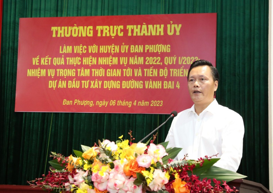 B&iacute; thư Huyện uỷ Đan Phượng Trần Đức Hải b&aacute;o c&aacute;o tại cuộc l&agrave;m việc.