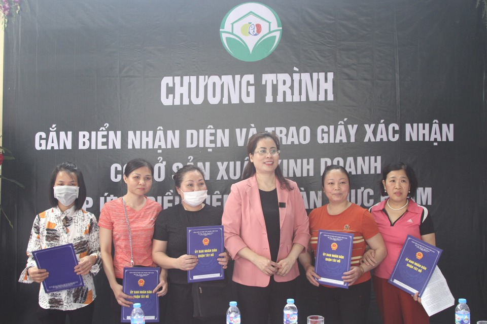 Ph&oacute; Gi&aacute;m đốc Sở C&ocirc;ng thương H&agrave; Nội Nguyễn Kiều Oanh trao chứng nhận cơ sở kinh doanh đảm bảo an to&agrave;n thực phẩm cho c&aacute;c hộ kinh doanh.