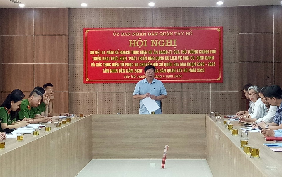 Ph&oacute; Chủ tịch UBND quận T&acirc;y Hồ Nguyễn Thanh Tịnh ph&aacute;t biểu chỉ đạo tại hội nghị.