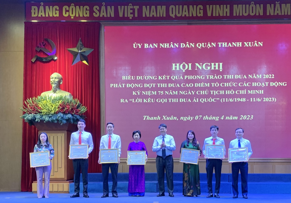 Quận Thanh Xuân: 34 tập thể, cá nhân được nhận Cờ, Bằng khen của thành phố - Ảnh 1