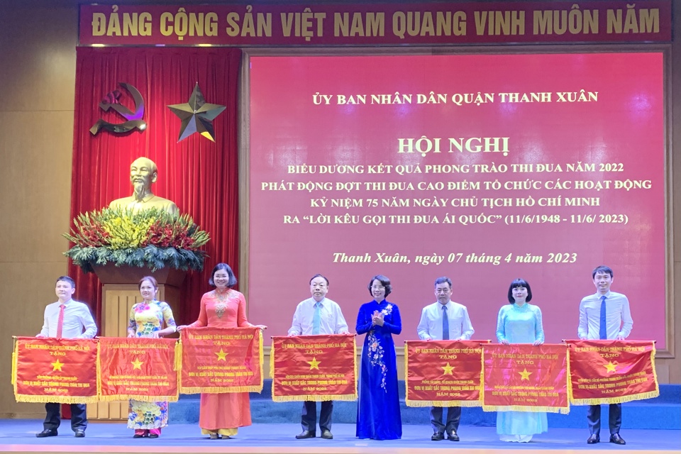 B&iacute; thư Quận ủy Thanh Xu&acirc;n B&ugrave;i Huyền Mai trao Cờ &ldquo;Đơn vị xuất sắc trong phong tr&agrave;o thi đua&rdquo; của UBND TP H&agrave; Nội cho c&aacute;c tập thể