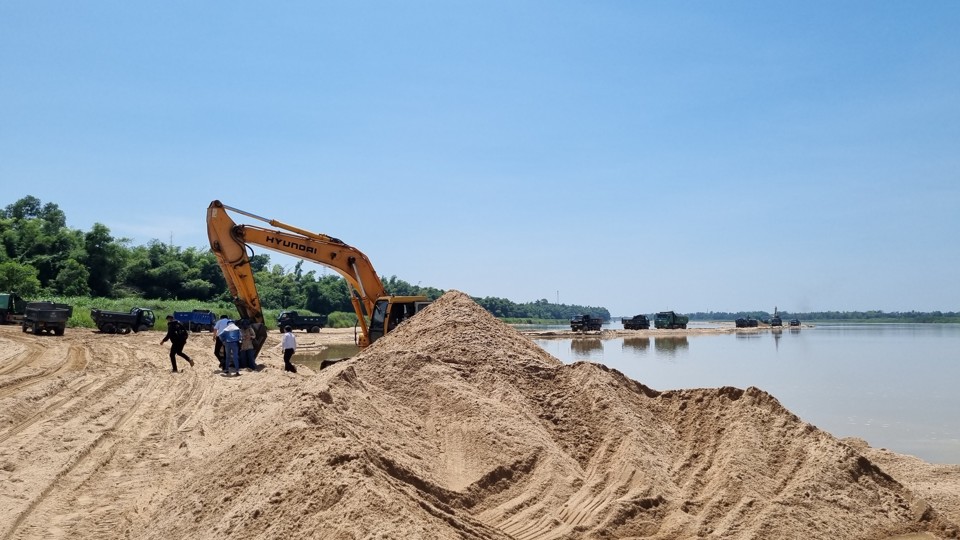 Việc chậm đưa v&agrave;o khai th&aacute;c c&aacute;c mỏ đ&atilde; đấu gi&aacute; th&agrave;nh c&ocirc;ng được cho l&agrave; nguy&ecirc;n nh&acirc;n dẫn đến mất cung- cầu c&aacute;t x&acirc;y dựng ở Quảng Ng&atilde;i.