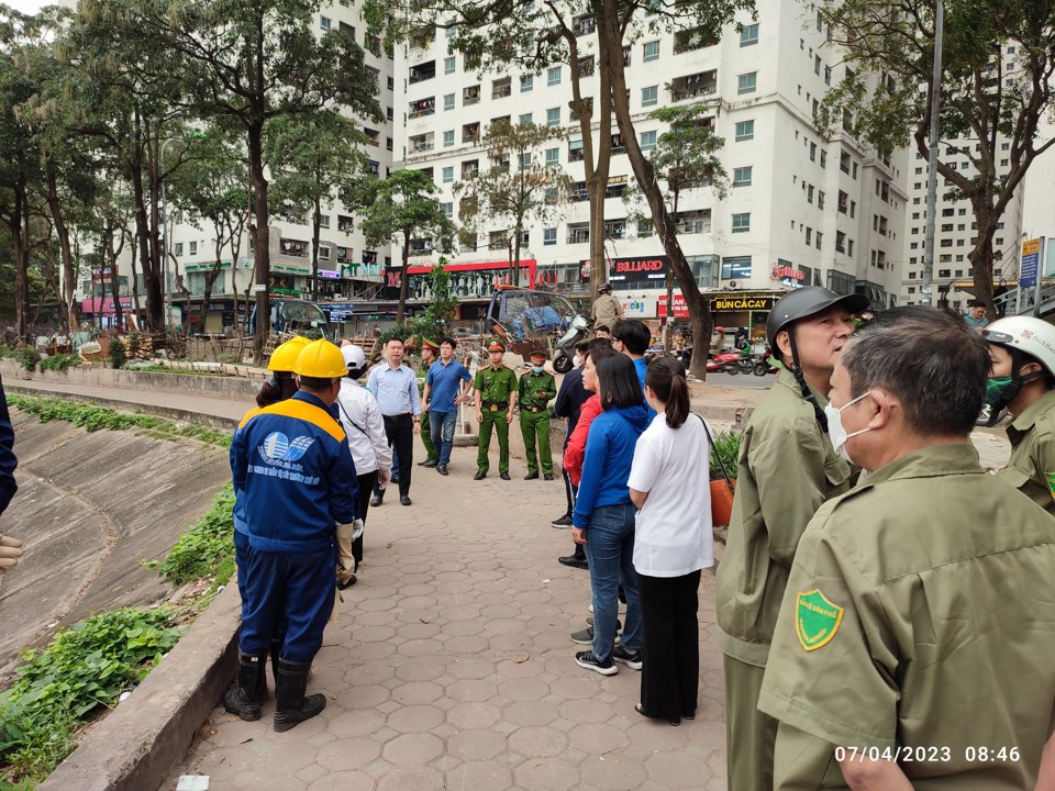 Phường Ho&agrave;ng Liệt tiếp tục ra qu&acirc;n, giải quyết dứt điểm c&aacute;c điểm n&oacute;ng tr&ecirc;n địa b&agrave;n trong 2 tuần đầu th&aacute;ng 4. Ảnh: TA