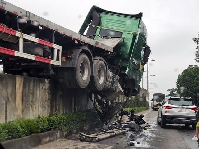 Tai nạn giao thông ngày 7/4/2023: Xe đầu kéo lơ lửng trên lan can cầu vượt - Ảnh 2