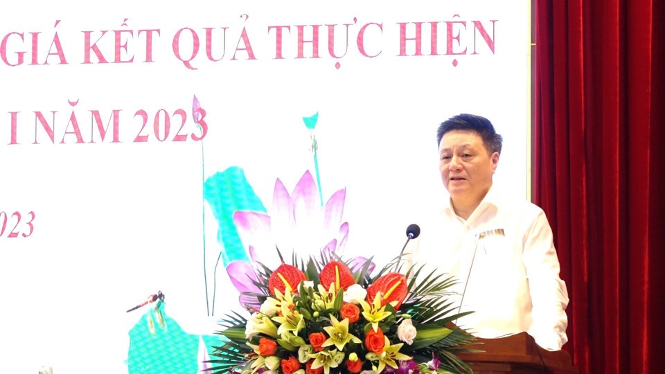 B&iacute; thư Huyện ủy Thanh Oai B&ugrave;i Ho&agrave;ng Phan ph&aacute;t biểu tại hội nghị.