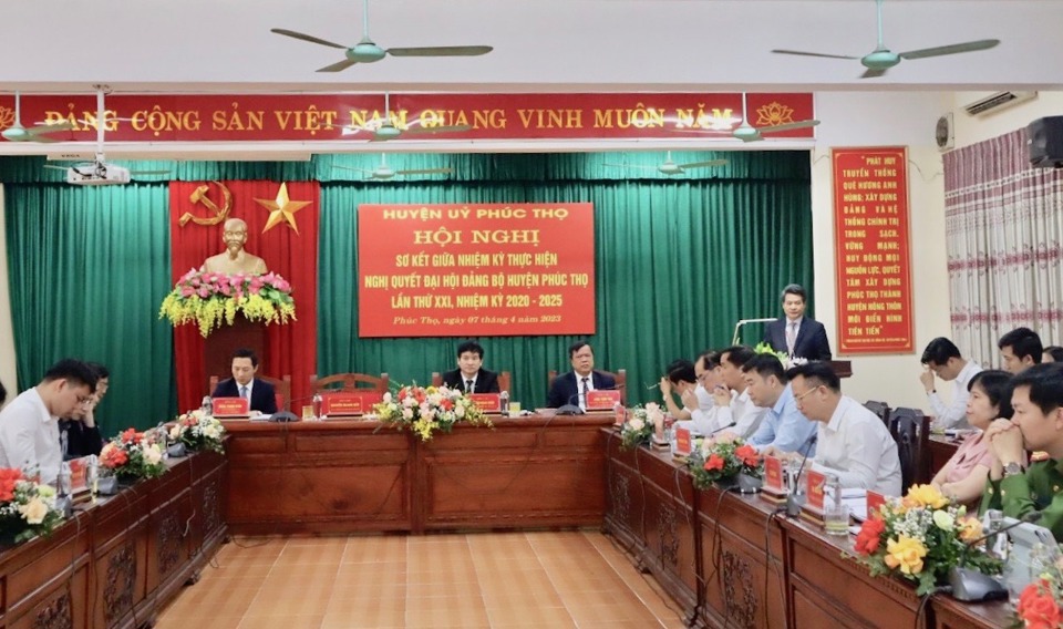 Quang cảnh hội nghị sơ kết giữa nhiệm kỳ 2020 - 2025 của Đảng bộ huyện Ph&uacute;c Thọ.