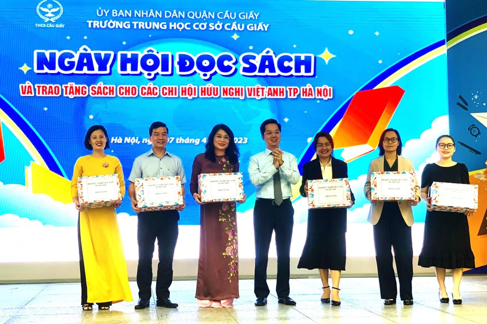 Bí thư Quận uỷ quận Hoàn Kiếm, Chủ tịch Hội Hữu nghị Việt- Anh TP Hà Nội Vũ Đăng Định đã trao tặng sách cho 7 chi hội thành viên của Hội hữu nghị Việt - Anh
