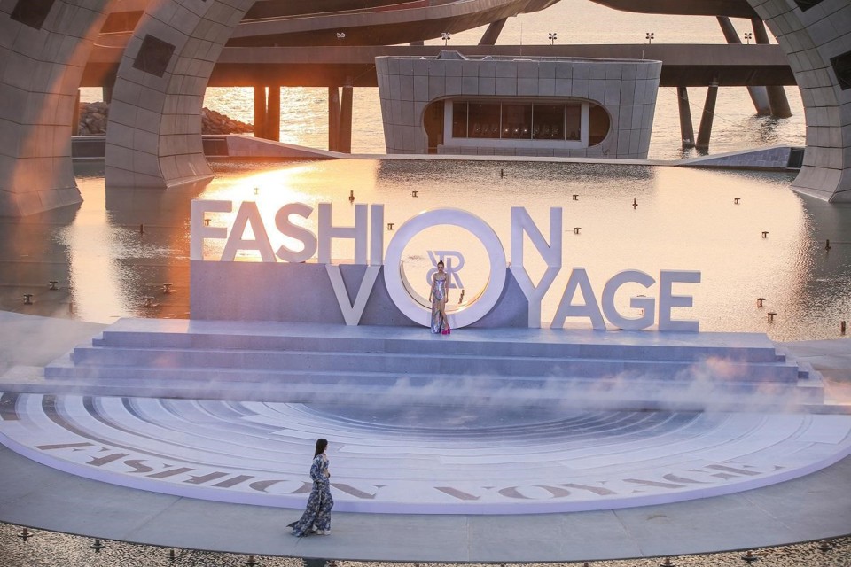 "Sửng sốt" trước sân khấu hoành tráng của Fashion Voyage 5 tại Thị trấn Hoàng Hôn - Ảnh 4