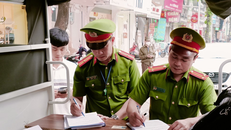 Lực lượng chức năng lập bi&ecirc;n bản xử l&yacute; một trường hợp dừng đỗ phương tiện sai quy định tr&ecirc;n phố Nguyễn Tr&atilde;i.