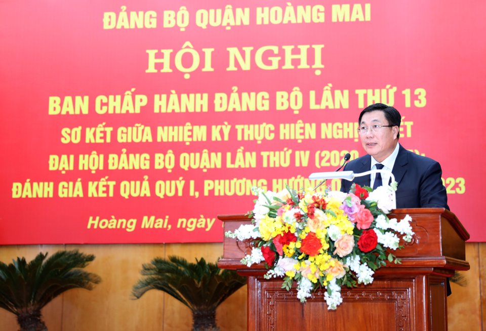 B&iacute; thư Quận ủy Ho&agrave;ng Mai Nguyễn Quang Hiếu ph&aacute;t biểu tại hội nghị. &nbsp;