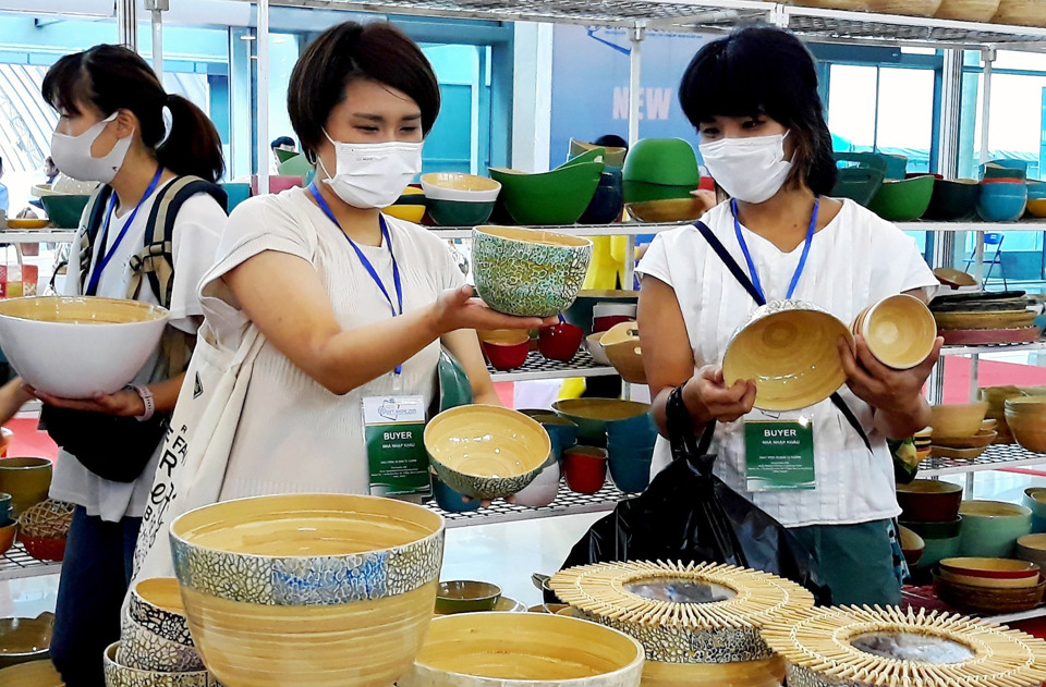 Người ti&ecirc;u d&ugrave;ng mua h&agrave;ng thủ c&ocirc;ng mỹ nghệ do l&agrave;ng nghề H&agrave; Nội sản suất&nbsp; tại Hội chợ Thủ c&ocirc;ng mỹ nghệ H&agrave; Nội. Ảnh: Ho&agrave;i Nam