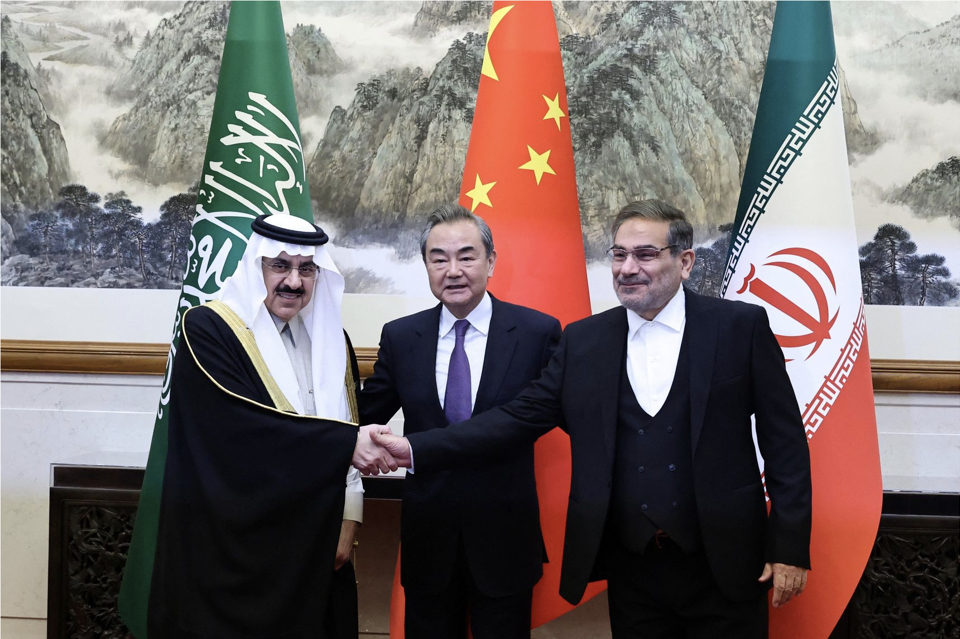 Nh&agrave; ngoại giao của Trung Quốc Vương Nghị gặp mặt những người đồng cấp Musaad bin Mohammed Al Aiban của Ả Rập Saudi v&agrave; Ali Shamkhani của Iran tại Bắc Kinh v&agrave;o ng&agrave;y 10/3/2023. Nguồn: Asia Times