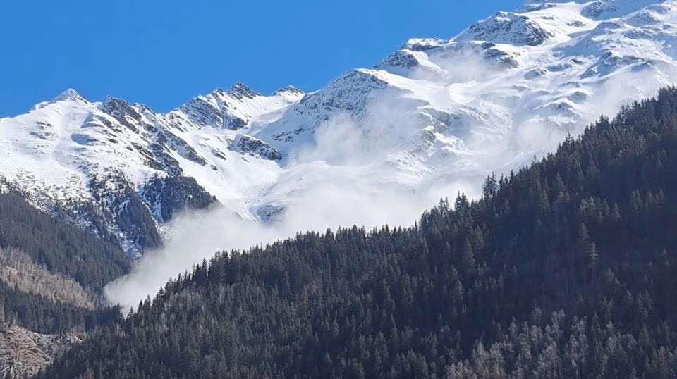 H&igrave;nh ảnh cho thấy một trận tuyết lở ở d&atilde;y n&uacute;i Alps của Ph&aacute;p, ở Les Contamines-Montjoie, Ph&aacute;p v&agrave;o ng&agrave;y 9 th&aacute;ng 4 năm 2023. Ảnh: Reuters