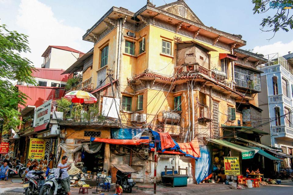 Một nhà biệt thự cổ trên phố Nguyễn Thái Học. Ảnh: Phan Nam