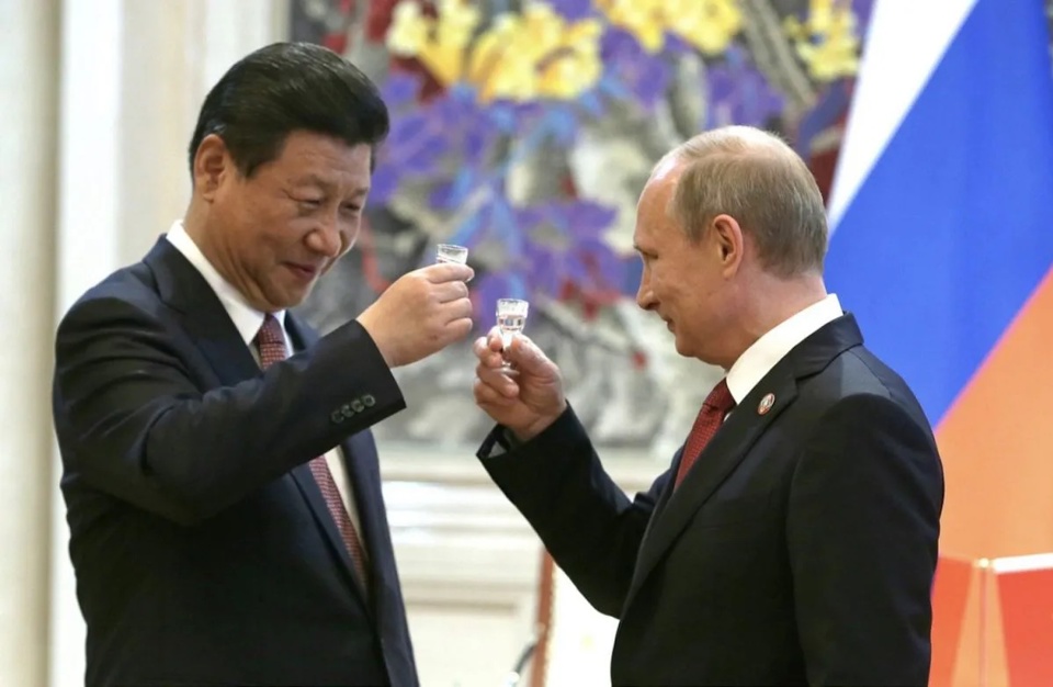 Chủ tịch Trung Quốc Tập Cận B&igrave;nh v&agrave; Tổng thống Nga Vladimir Putin n&acirc;ng cốc ch&uacute;c mừng tại Moscow, Nga ng&agrave;y 21/3. Nguồn: Asia Times