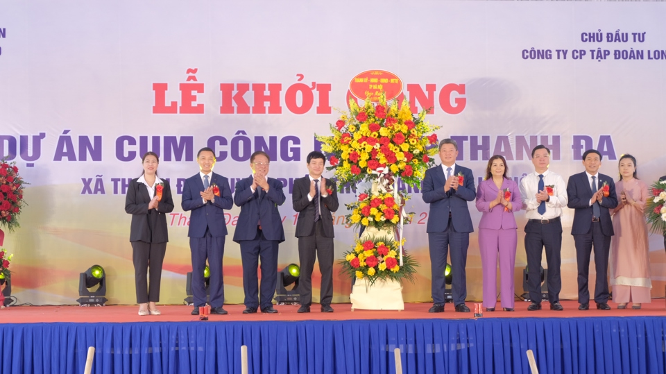 UBND TP H&agrave; Nội tặng lẵng hoa ch&uacute;c mừng tại lễ khởi c&ocirc;ng dự &aacute;n Cụm c&ocirc;ng nghiệp Thanh Đa.