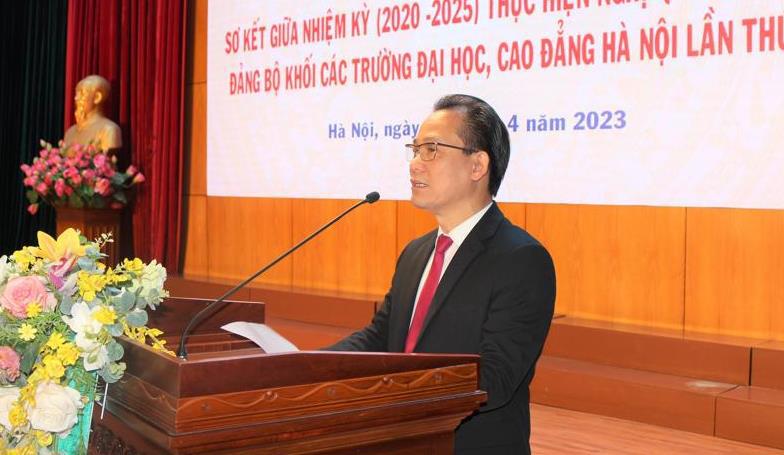 B&iacute; thư Đảng ủy Khối c&aacute;c trường Đại học, Cao đẳng H&agrave; Nội Nguyễn Thanh Sơn tr&igrave;nh b&agrave;y b&aacute;o c&aacute;o tại hội nghị.