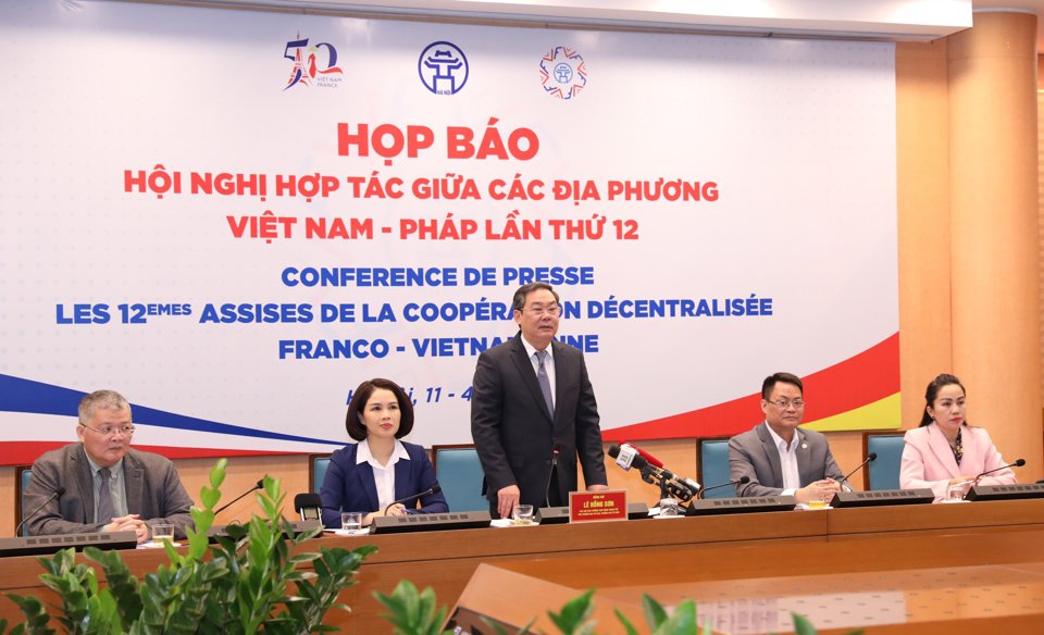 Ph&oacute; Chủ tịch Thường trực UBND TP H&agrave; Nội L&ecirc; Hồng Sơn ph&aacute;t biểu tại cuộc họp b&aacute;o ng&agrave;y 11/4.&nbsp;