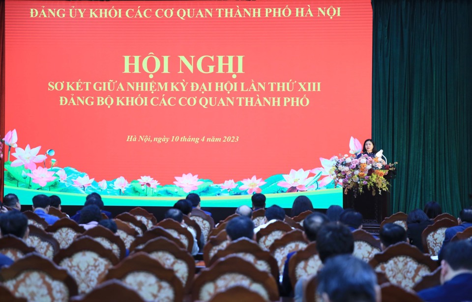 Phó Bí thư Thường trực Thành ủy Nguyễn Thị Tuyến phát biểu tại hội nghị. Ảnh: Phạm Hùng