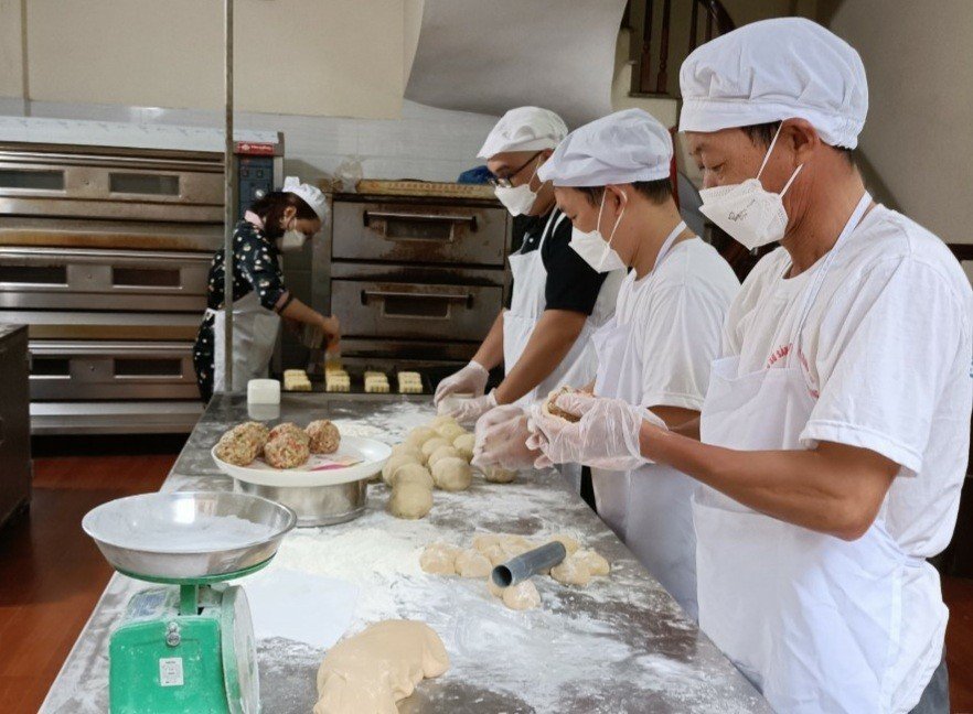 Sản xuất bánh kẹo tại làng nghề Nội Am, xã Liên Ninh.