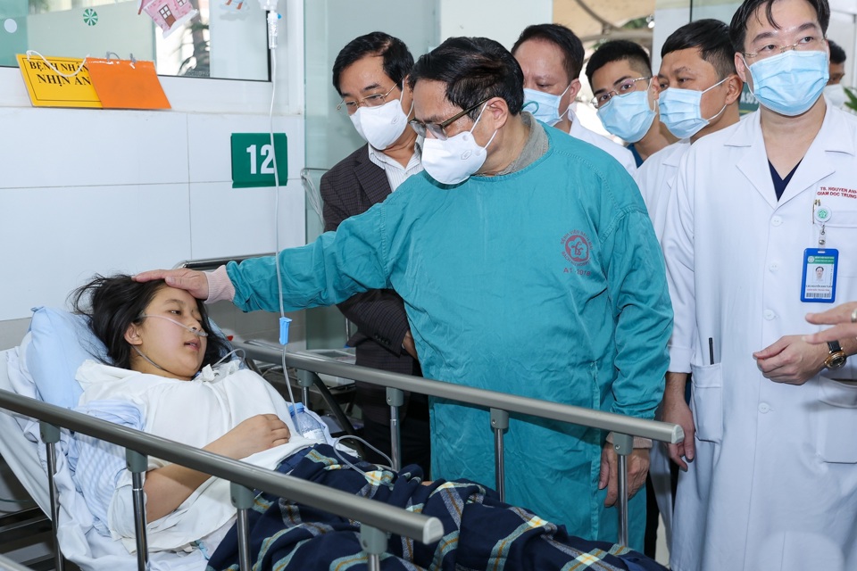 Thủ tướng thăm hỏi bệnh nh&acirc;n đang điều trị tại Bệnh viện Bạch Mai (Ảnh: VGP/Nhật Bắc).