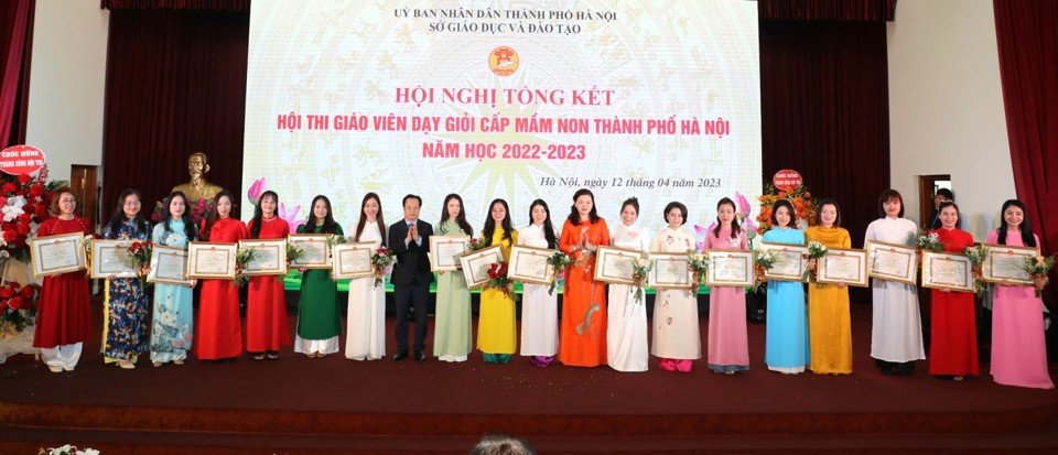 Giám đốc Sở GD&ĐT Hà Nội Trần Thế Cương trao giải Nhất cho các giáo viên mầm non tại hội thi giáo viên dạy giỏi cấp TP