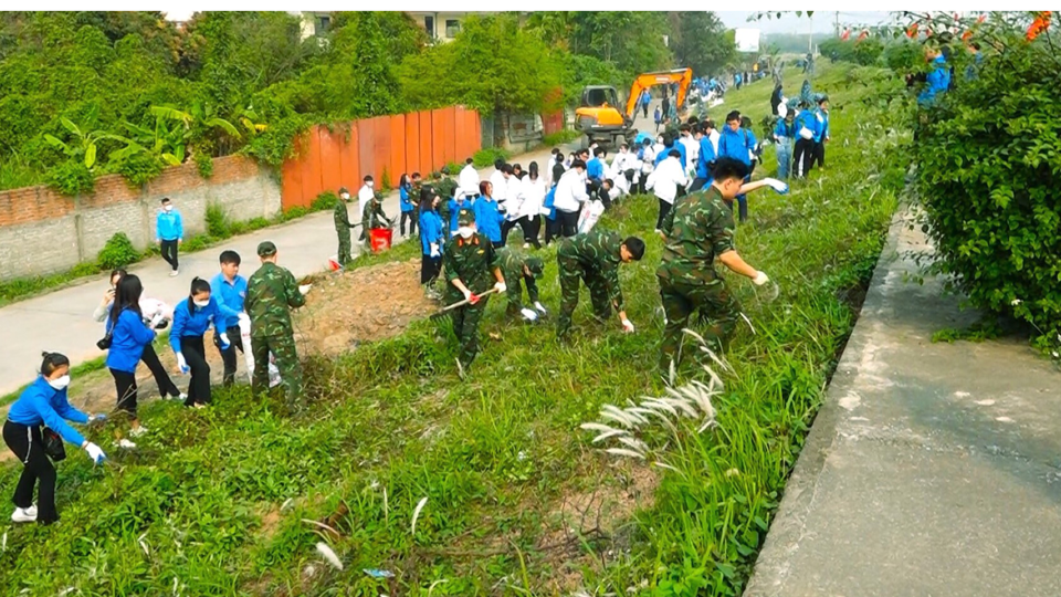 Đo&agrave;n vi&ecirc;n thanh ni&ecirc;n v&agrave; c&aacute;c tổ chức ch&iacute;nh trị x&atilde; hội, đo&agrave;n thể tham gia vệ sinh, chỉnh trang m&aacute;i đ&ecirc; đoạn qua địa b&agrave;n quận.