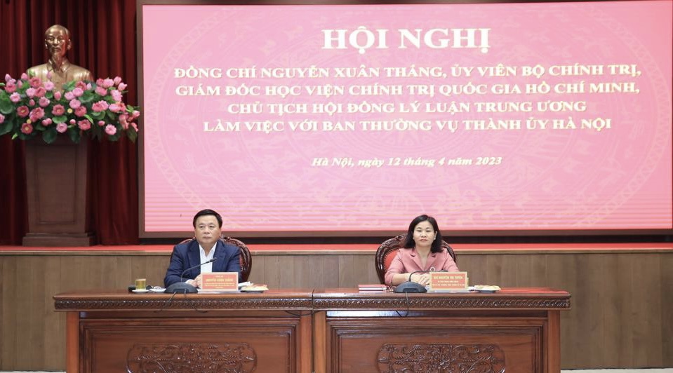 Gi&aacute;m đốc Học viện Ch&iacute;nh trị quốc gia Hồ Ch&iacute; Minh Nguyễn Xu&acirc;n Thắng v&agrave; Ph&oacute; B&iacute; thư Thường trực Th&agrave;nh uỷ H&agrave; Nội Nguyễn Thị Tuyến chủ tr&igrave; hội nghị.