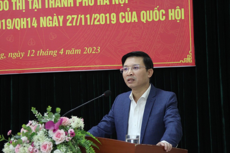 B&iacute; thư Đảng ủy phường Định C&ocirc;ng Nguyễn Anh Tuấn ph&aacute;t biểu tại hội nghị.