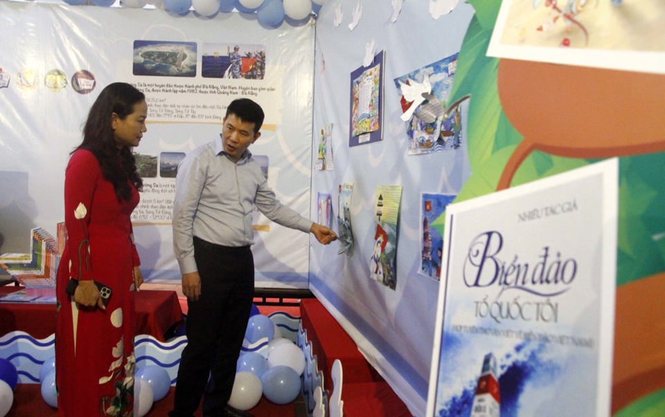 Chủ tịch UBND quận Ho&agrave;n Kiếm Phạm Tuấn Long thăm gian trưng b&agrave;y cụm tiểu học.