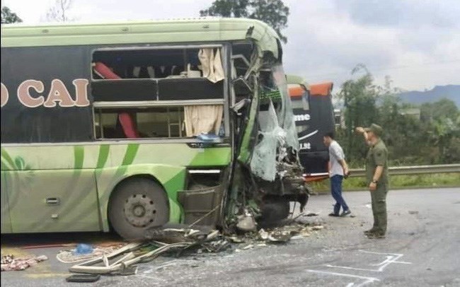 Xe khách đâm xe tải trên cao tốc Nội Bài-Lào Cai, nhiều người bị thương - Ảnh 1