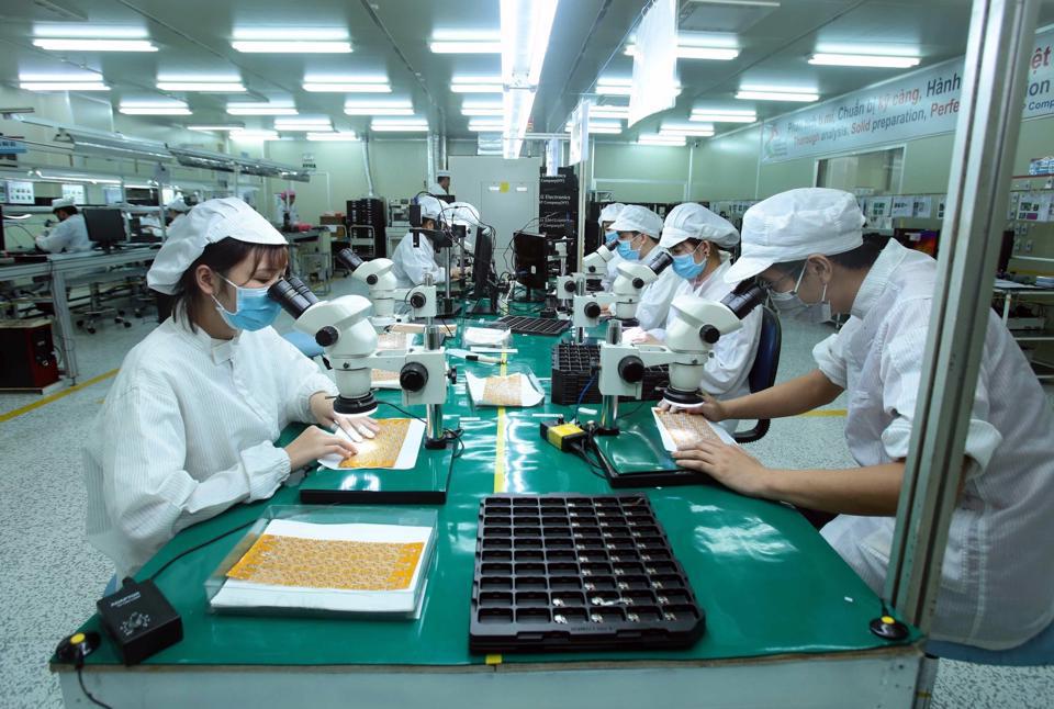 Sản xuất linh kiện điện tử tại C&ocirc;ng ty TNHH 4P, Khu C&ocirc;ng nghiệp Bắc Ninh.