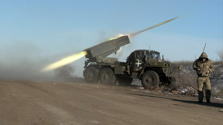 Một bệ ph&oacute;ng t&ecirc;n lửa đa năng BM-21 Grad của Ukraine gần tiền tuyến ở Bakhmut h&ocirc;m 11/1/2023. Ảnh: AFP