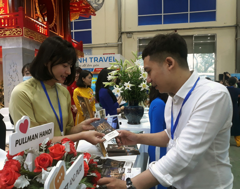 Người tiêu dùng tiếp cận tour du lịch giảm giá do Hanoitourist triển khai trong khuôn khổ Hội chợ VITM Hanoi 2023