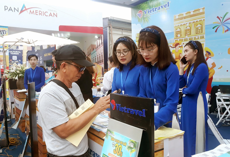 Người tiêu dùng tiếp cận tour du lịch giảm giá trong khuôn khổ Hội chợ VITM Hanoi 2023. Ảnh: Hoài Nam