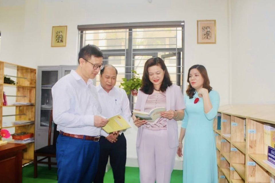 L&atilde;nh đạo Sở GD&amp;ĐT v&agrave; huyện Thanh Tr&igrave; tham quan thư viện điện tử th&acirc;n thiện của trường THCS Vĩnh Quỳnh.