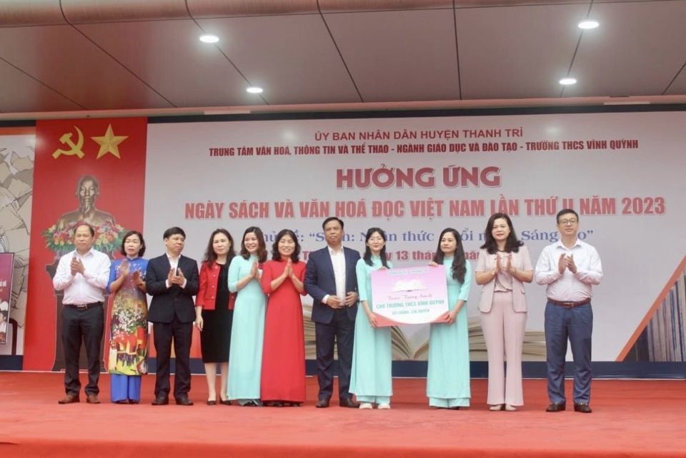 UBND huyện Thanh Tr&igrave; tặng s&aacute;ch cho trường THCS Vĩnh Quỳnh.