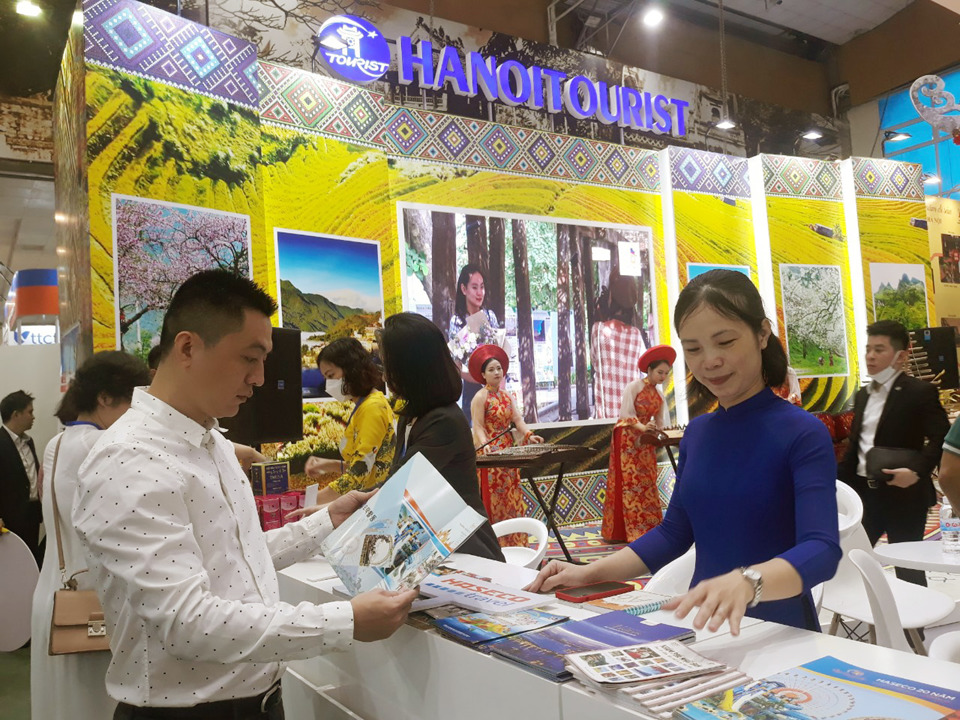 Người tiêu dùng tiếp cận tour du lịch giảm giá do Hanoitourist triển khai trong khuôn khổ Hội chợ VITM Hanoi 2023. Ảnh: Hoài Nam