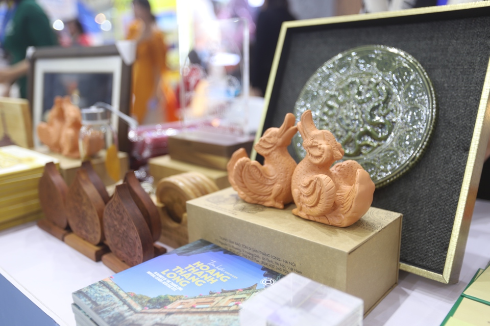 Một số sản phẩm của du lịch H&agrave; Nội giới thiệu tại hội chợ.
