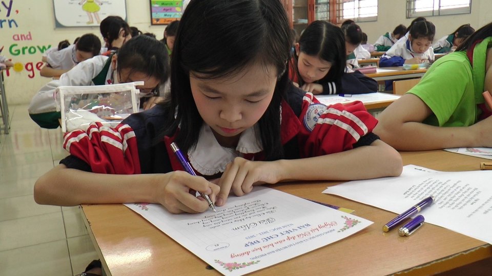 Học sinh tham gia thi viết chữ đẹp ở nội dung "N&eacute;t chữ nết người".