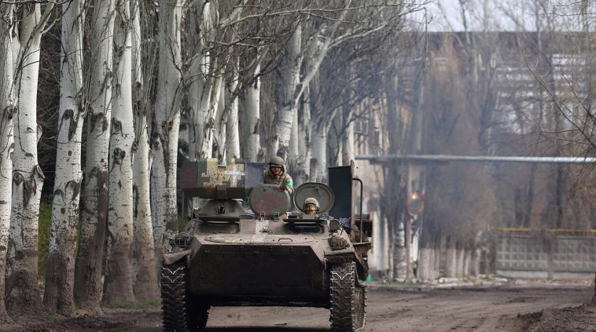 Xe tăng Ukraine gần tiền tuyến tại Bakhmut, tỉnh Donetsk ng&agrave;y 9/4. Ảnh:&nbsp;Reuters