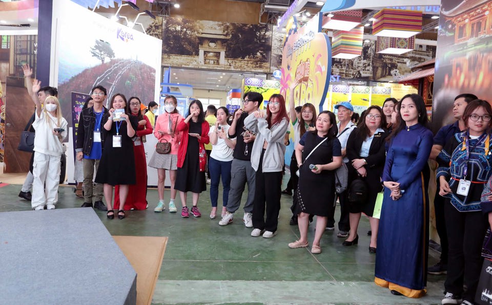 Du kh&aacute;ch Việt Nam trải nghiệm văn h&oacute;a H&agrave;n Quốc tại Hội chợ du lịch quốc tế VITM Hanoi 2023. Ảnh: Ho&agrave;i Nam