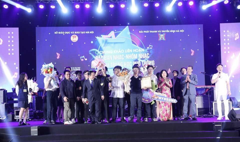 Ban tổ chức trao giải Nhất cho ban nhạc Trường THPT Việt Đức