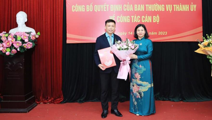 Ph&oacute; B&iacute; thư Thường trực Th&agrave;nh uỷ Nguyễn Thị Tuyến trao quyết định cho&nbsp;&ocirc;ng&nbsp;Nguyễn Th&agrave;nh Lợi.