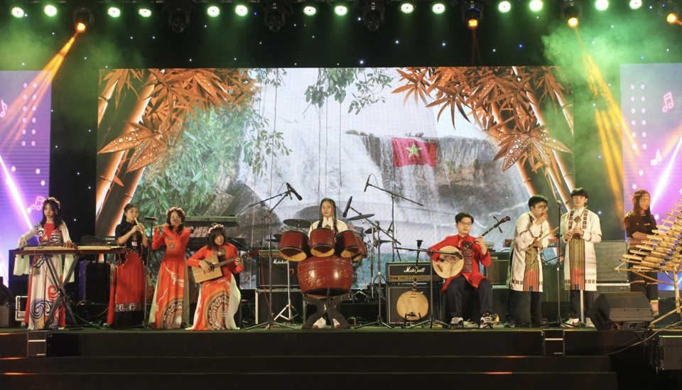 Phần trình diễn của ban nhạc Trường THCS & THPT Nguyễn Tất Thành