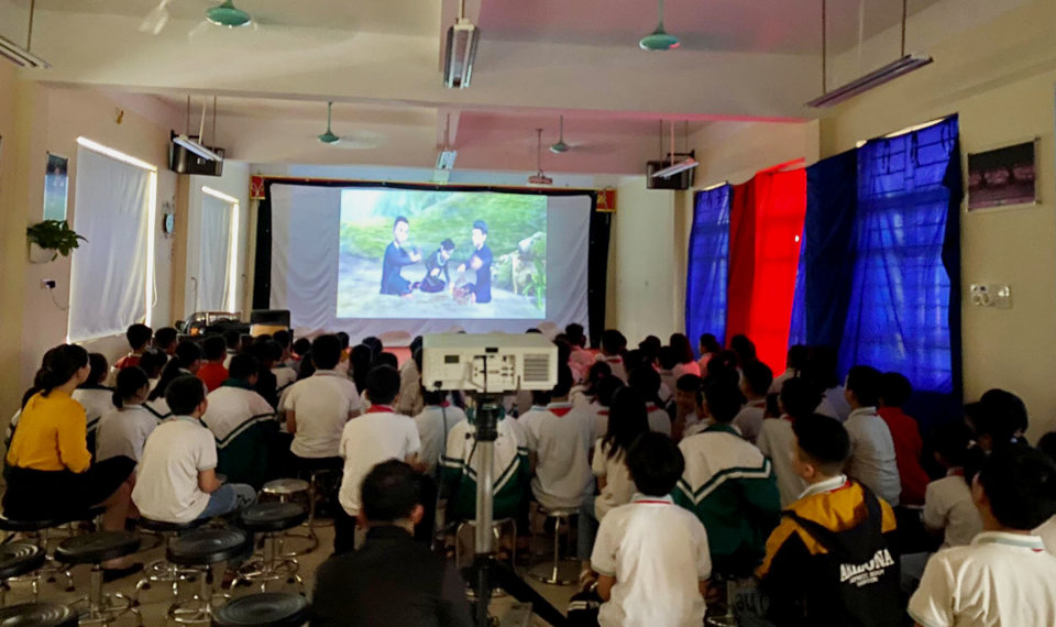 Học sinh khối lớp 4 Trường Tiểu học Phương Đ&igrave;nh B, huyện Đan Phượng h&agrave;o hứng xem bộ phim Kim Đồng.