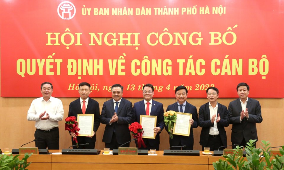 Chủ tịch UBNDTP H&agrave; Nội Trần Sỹ Thanh trao c&aacute;c quyết định về c&ocirc;ng t&aacute;c c&aacute;n bộ. Ảnh: Ki&ecirc;n Phạm