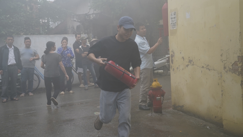 Người d&acirc;n thực h&agrave;nh t&igrave;nh huống giả định.