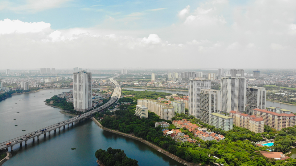 Quận Hoàng Mai đang trong quá trình đô thị hóa mạnh, đòi hỏi hạ tầng đô thị cần được quan tâm, xử lý quyết liệt hơn. Ảnh: Hải Linh